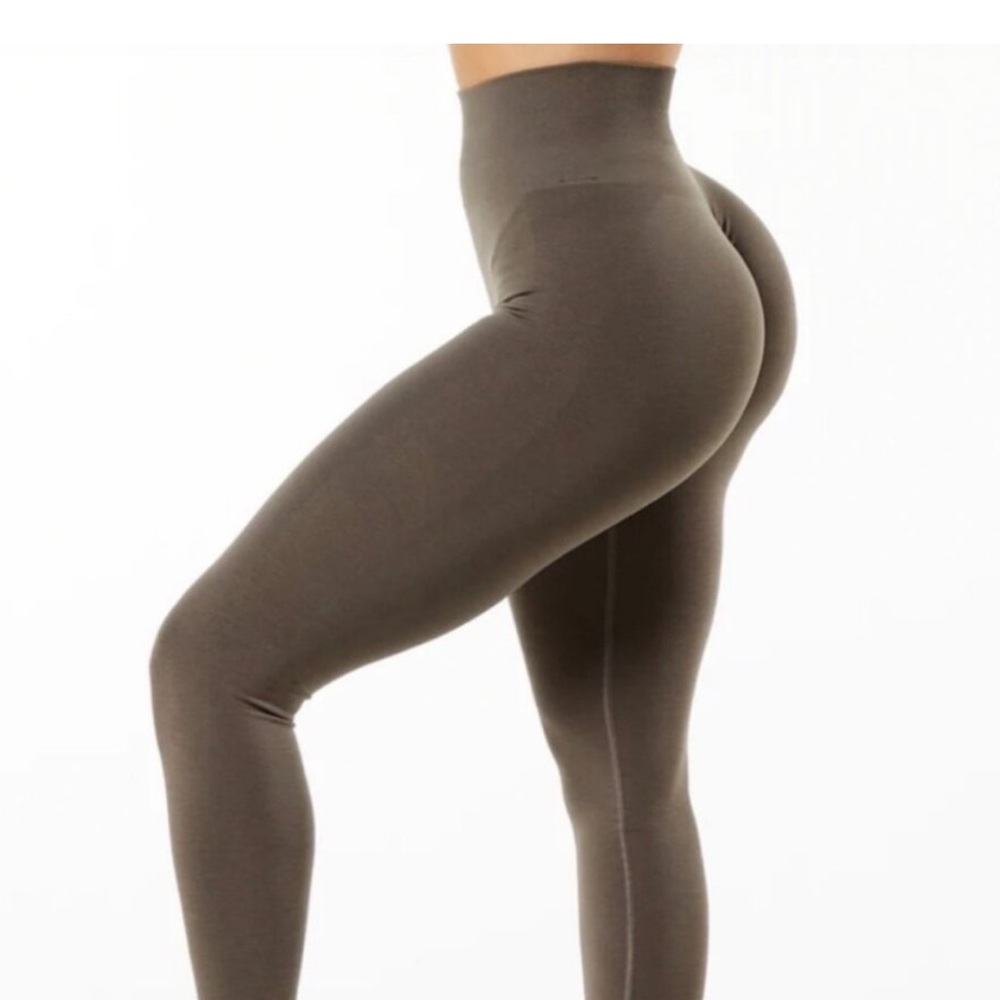 Alphalete amplify size small mocha like new never worn